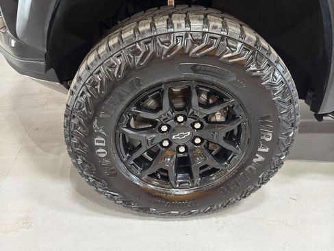 Used 2025 Chevrolet Colorado ZR2 w/ Midnight Edition AWD/4WD image 9