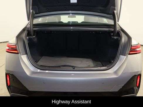 Used 2024 BMW i5 eDrive40i w/ M Sport Package image 18