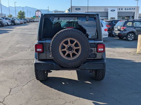Used 2018 Jeep Wrangler Sport AWD/4WD image 7