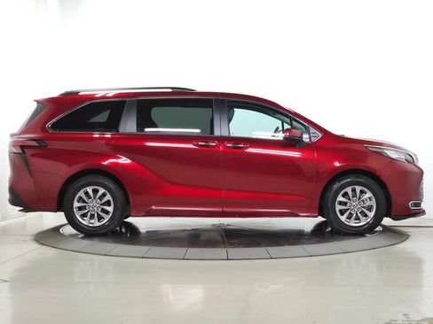 Used 2022 Toyota Sienna XLE w/ XLE Plus Package AWD/4WD image 13