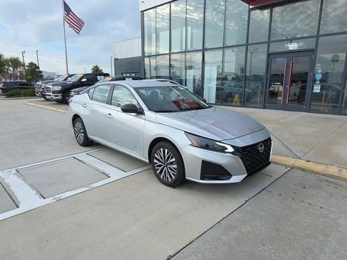 Used 2025 Nissan Altima 2.5 SV image 3