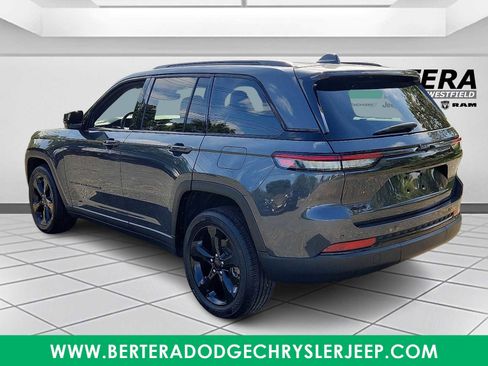 Used 2022 Jeep Grand Cherokee Altitude AWD/4WD image 4