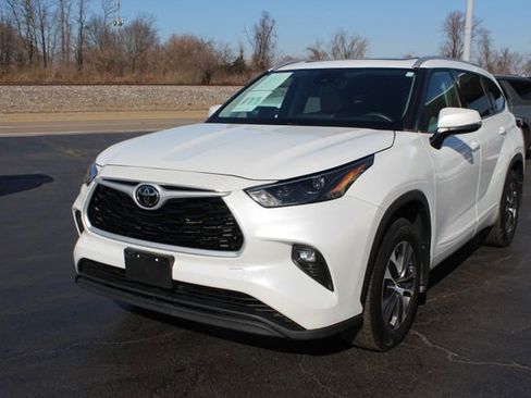 Used 2022 Toyota Highlander XLE image 3