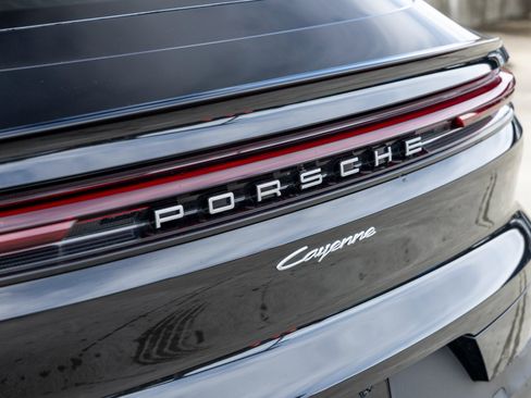 Certified 2025 Porsche Cayenne Coupe image 19