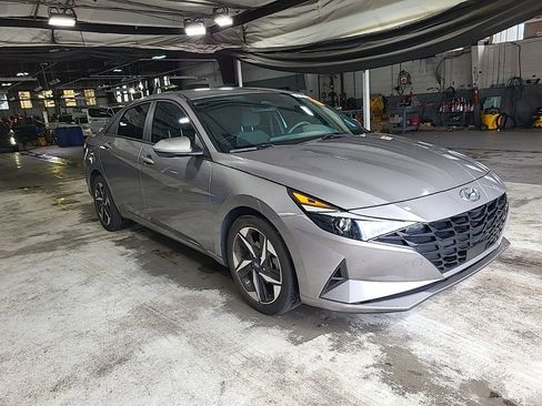 Used 2023 Hyundai Elantra SEL w/ Convenience Package FWD image 3