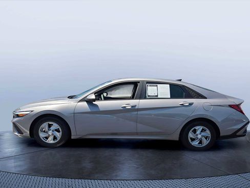Used 2024 Hyundai Elantra SE FWD image 3