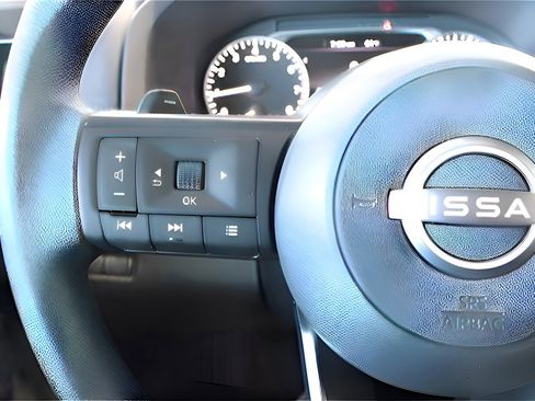 Used 2025 Nissan Pathfinder S image 19