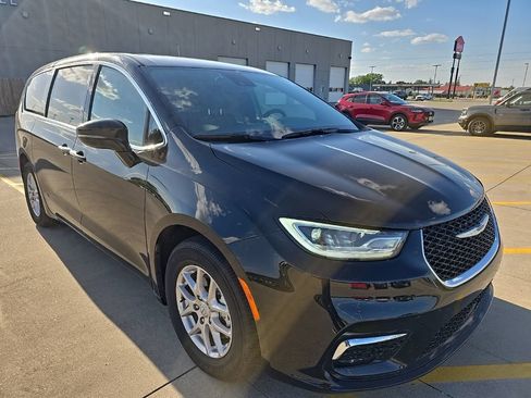 Used 2025 Chrysler Pacifica Select FWD image 3