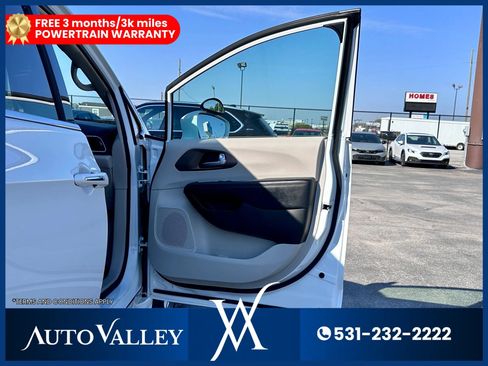 Used 2018 Chrysler Pacifica Touring Plus FWD image 17