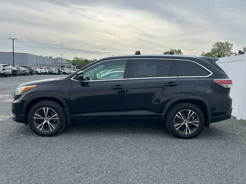 Used 2016 Toyota Highlander XLE AWD/4WD image 2