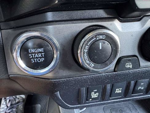 Used 2016 Toyota Tacoma TRD Off-Road AWD/4WD image 29