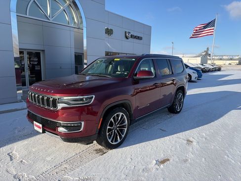 Used 2022 Jeep Wagoneer Series III w/ Premium Group I image 2