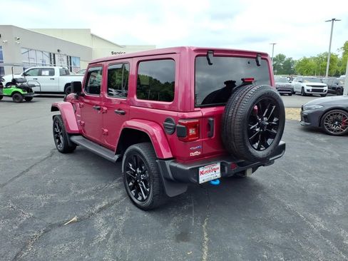 Used 2022 Jeep Wrangler Unlimited Sahara w/ Cold Weather Group AWD/4WD image 8