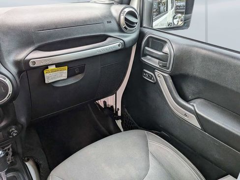 Used 2016 Jeep Wrangler Unlimited Rubicon w/ Connectivity Group AWD/4WD image 17