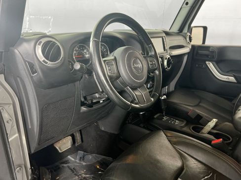 Used 2015 Jeep Wrangler Unlimited Sahara w/ Dual Top Group AWD/4WD image 9