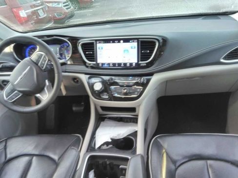 Used 2023 Chrysler Pacifica Limited image 7