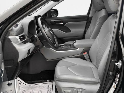 Used 2020 Toyota Highlander XLE AWD/4WD image 10
