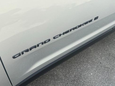 Certified 2025 Jeep Grand Cherokee Limited w/ Black Appearance Package image 31