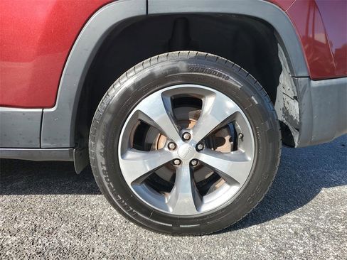 Used 2019 Jeep Cherokee Limited w/ Technology Group image 9