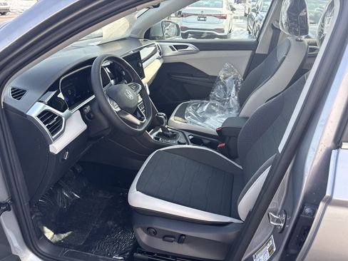 New 2026 Volkswagen Taos SE image 9