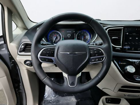 Used 2024 Chrysler Pacifica Touring-L FWD image 20