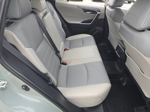 Used 2022 Toyota RAV4 XLE Premium image 29