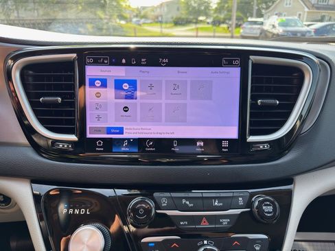 Used 2023 Chrysler Pacifica Touring-L FWD image 65