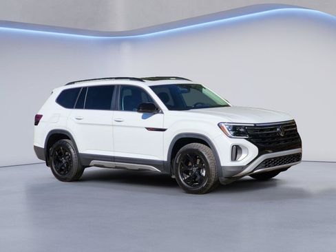 Used 2025 Volkswagen Atlas Peak Edition SE AWD/4WD image 3