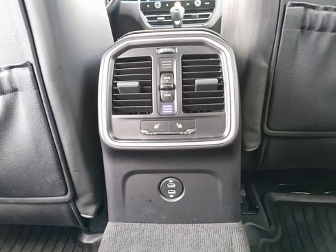 Used 2022 Porsche Macan image 32