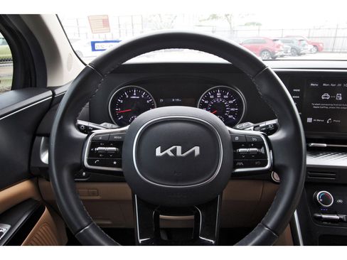 Used 2024 Kia Carnival LX FWD image 15