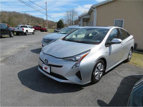 Used 2017 Toyota Prius Three Touring image 1