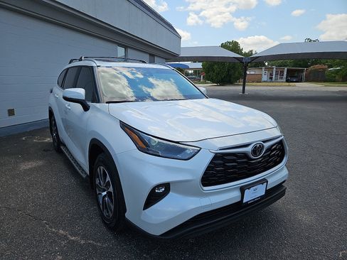 Used 2024 Toyota Highlander XLE FWD image 5