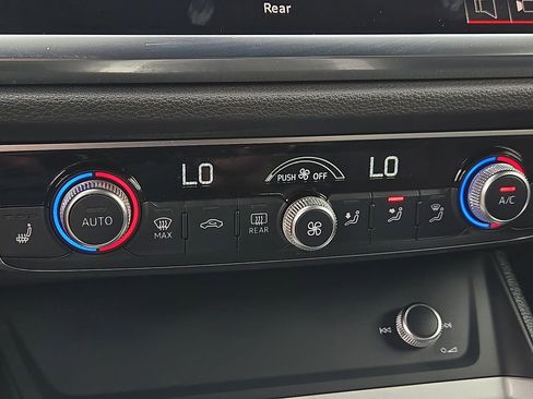 Used 2025 Audi Q3 2.0T Premium image 15