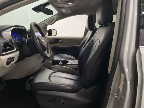 Used 2024 Chrysler Pacifica Touring-L FWD image 13
