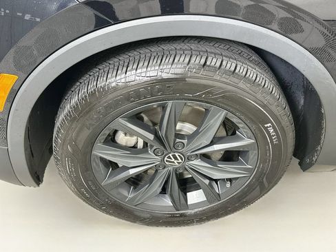 Used 2024 Volkswagen Tiguan SE w/ Panoramic Sunroof Package FWD image 24