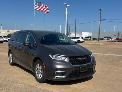 Used 2023 Chrysler Pacifica Touring-L