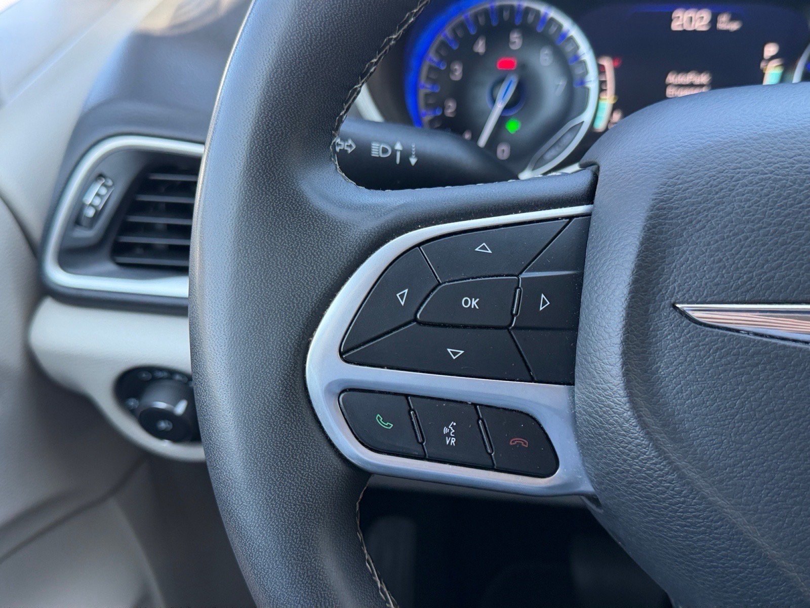 Used 2024 Chrysler Pacifica Touring-L FWD image 25