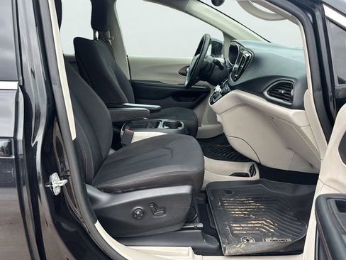 Used 2019 Chrysler Pacifica Touring Plus w/ Advanced Safetytec Group FWD image 11