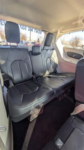Used 2018 Chrysler Pacifica Touring-L FWD image 16