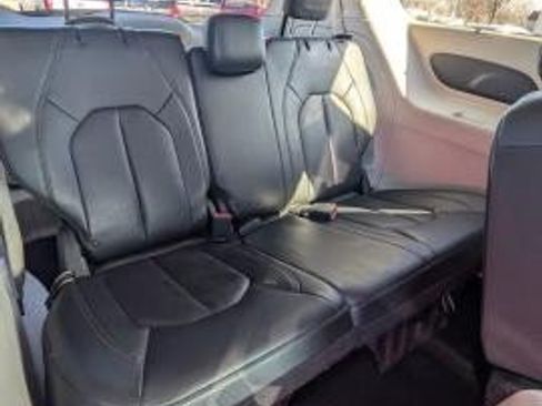 Used 2018 Chrysler Pacifica Touring-L FWD image 16