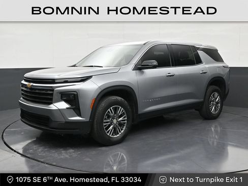 Used 2024 Chevrolet Traverse LS FWD image 1