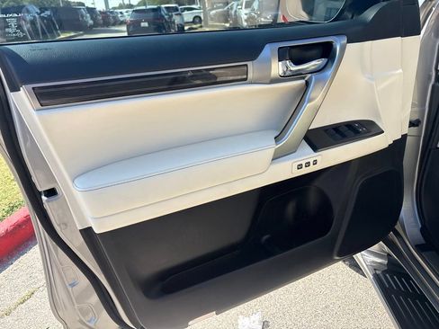 Used 2023 Lexus GX 460 Luxury w/ Accessory Package AWD/4WD image 12