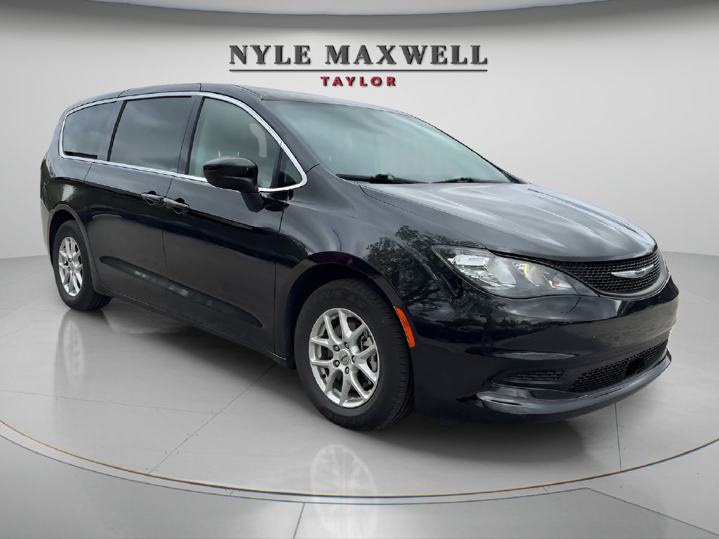 Used 2022 Chrysler Voyager LX FWD image 3