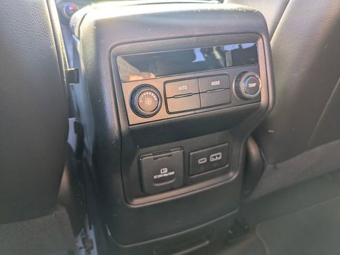 Used 2023 GMC Acadia SLT image 11