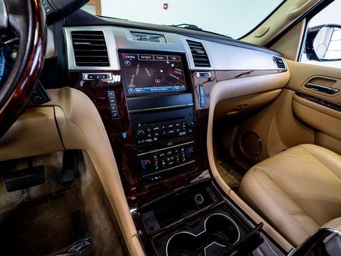 Used 2014 Cadillac Escalade Luxury image 38