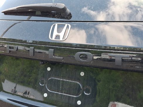 Used 2025 Honda Pilot Black Edition image 32