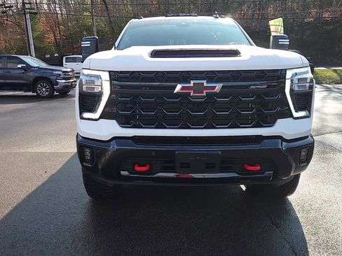 Used 2025 Chevrolet Silverado 2500 ZR2 w/ Technology Package image 15