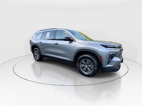 Used 2024 Chevrolet Traverse LT FWD image 2