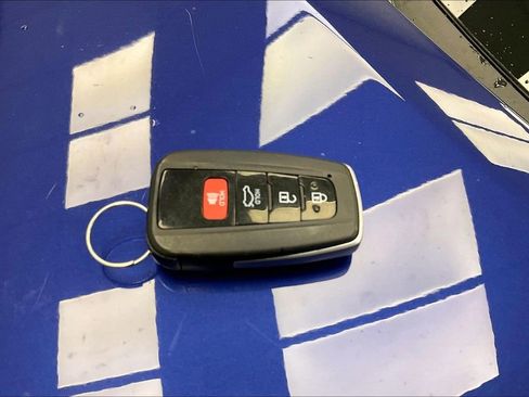 Used 2018 Toyota Camry XLE FWD image 10