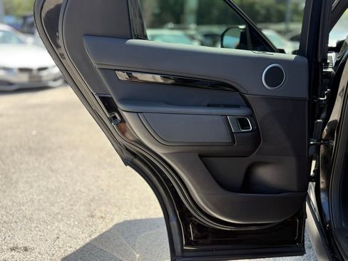 Used 2019 Land Rover Discovery SE image 13